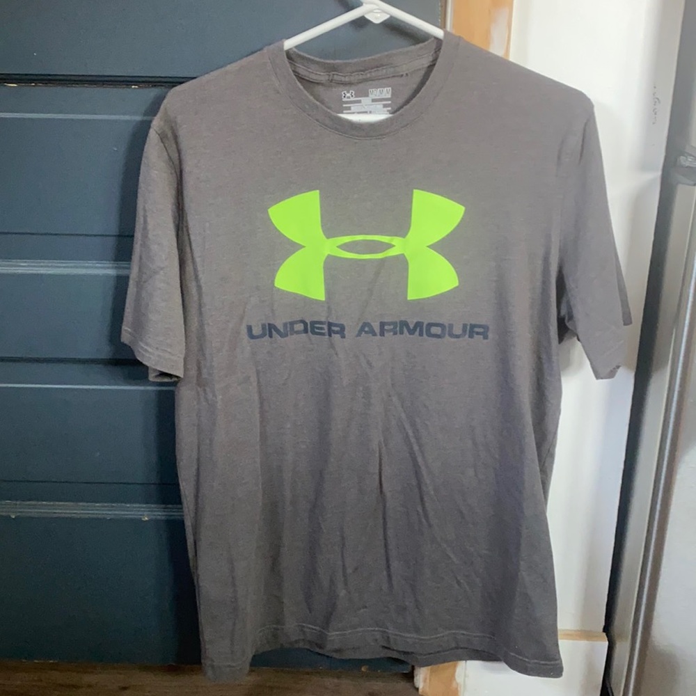 Men’s size medium gray Under Armour t-shirt